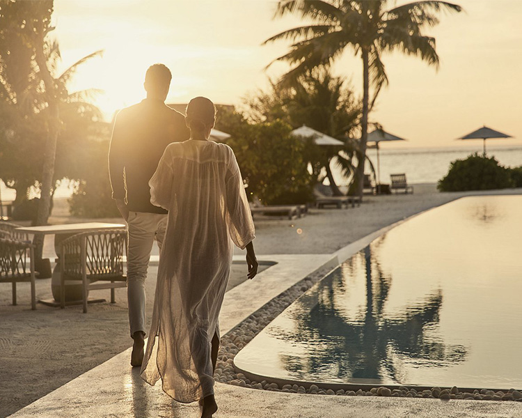 750x600-Como Cocoa Islands_Maldives_0005_poolside-couple-walk